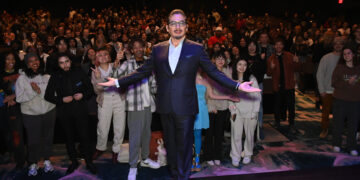Hiroyuki Sanada stands in front of an audience of fans at SCAD