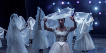‘Étoile’: Dancing Through Life with Broken Toes and Broken Egos