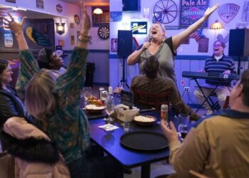 somebody somewhere season 3 final scene with the cast in a bar, Bridget Everett is singing