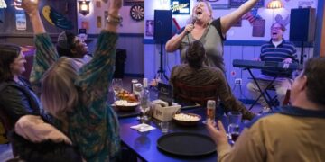 somebody somewhere season 3 final scene with the cast in a bar, Bridget Everett is singing