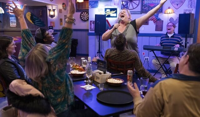 somebody somewhere season 3 final scene with the cast in a bar, Bridget Everett is singing