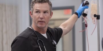 shawn hatosy the pitt doctor holds a blood pack in the emergency room