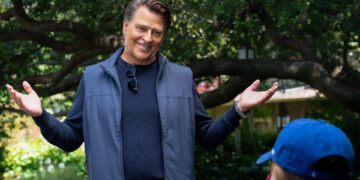 Ted McGinley On Derek and Liz’s Marriage Hitting a Speedbump in ‘Shrinking’