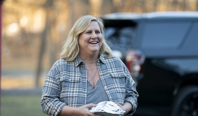 bridget everett on set of somebody somewhere