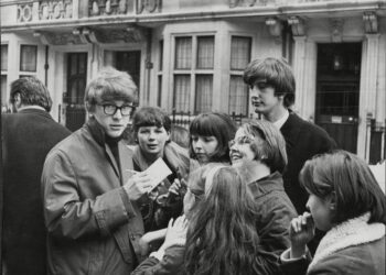 Peter Asher signs notes autographs for fans