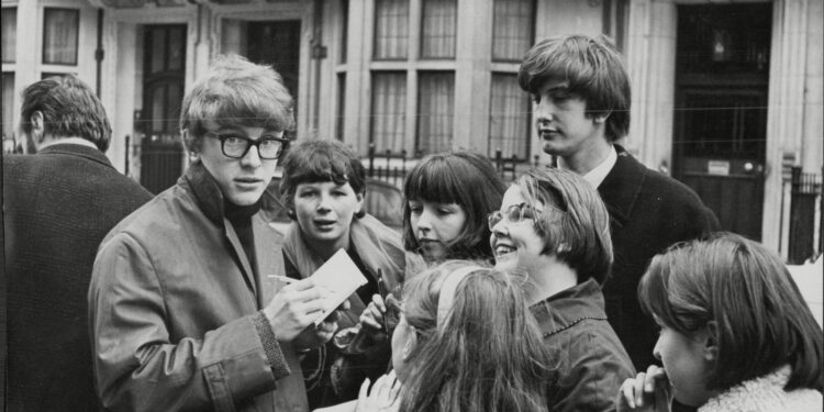 Peter Asher signs notes autographs for fans