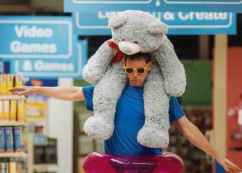 channing tatum has a bear on his head in an old toys r us in roofman