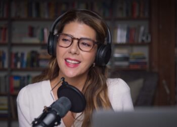 marisa tomei as judy in you're dating a narcissist is in front of a radio mic