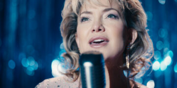 kate hudson song sung blue