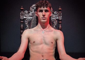 Jack Stokes On the Challenge of Embodying 4 Characters In ‘This Is Not America’ At Edinburgh Fringe [VIDEO]