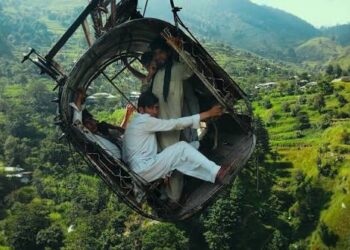 hanging by a wire documentary depicts 8 teenagers trapped in a cable car