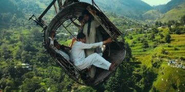 hanging by a wire documentary depicts 8 teenagers trapped in a cable car